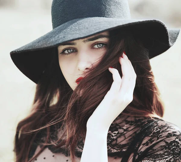 Portre Kadar Yakın Şapka Giyen Genç Esmer Kadın — Stok fotoğraf