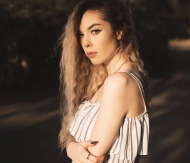 Açık havada duran genç güzel kadın