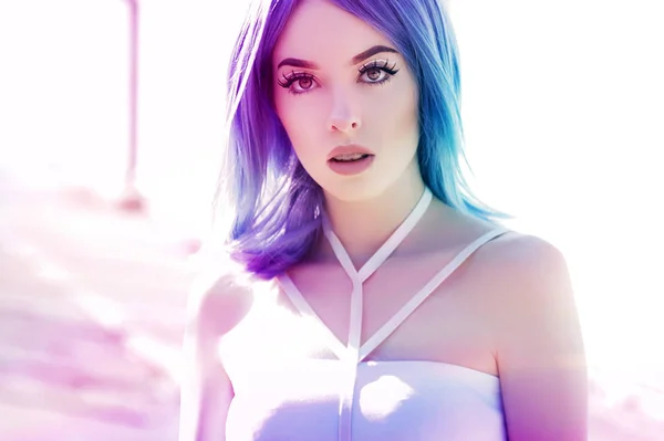 Renkli Parlak Işıklar Mavi Saçlı Genç Kadın — Stok fotoğraf