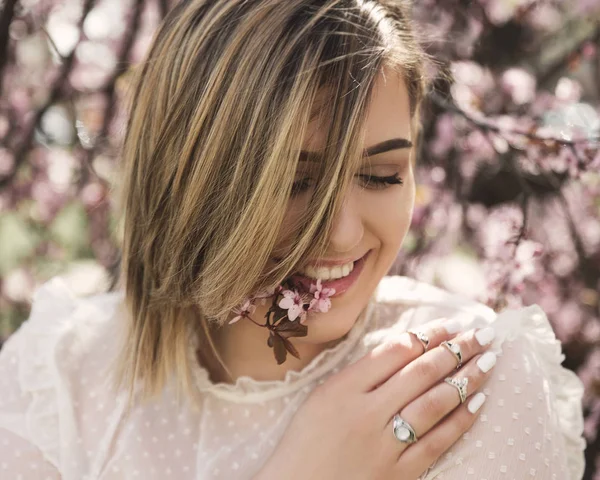 Porträtt Ung Kvinna Poserar Med Körsbärsträd Blommor — Stockfoto