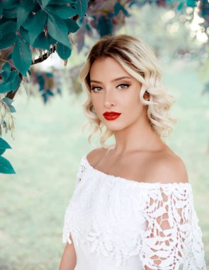 Ağacın duran genç sarışın kadın