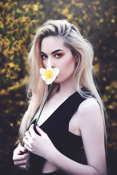 Junge Schöne Frau Der Natur Mit Narzissenblüte — Stockfoto