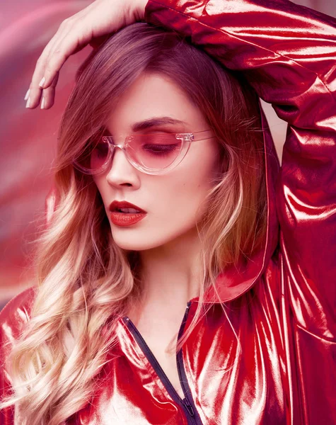 Ung Kvinna Röd Korall Jacka Och Solglasögon — Stockfoto