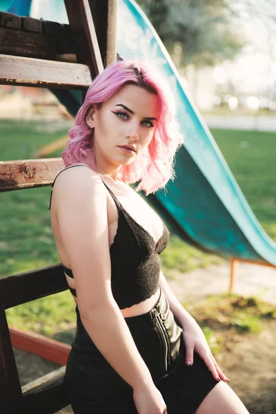 Retrato Mulher Bonita Com Cabelo Rosa Tingido — Fotografia de Stock