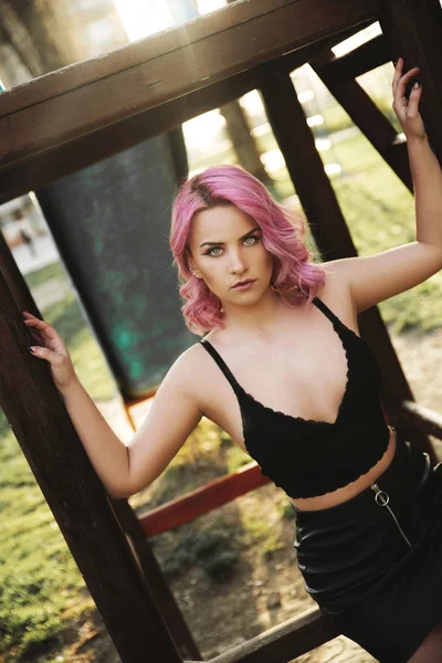 염색된 분홍색 머리를 여자의 초상화 — 스톡 사진