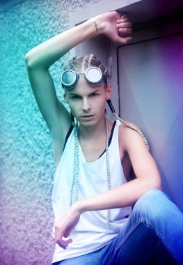 Güneş gözlüğü ve kot giyen modern moda adam