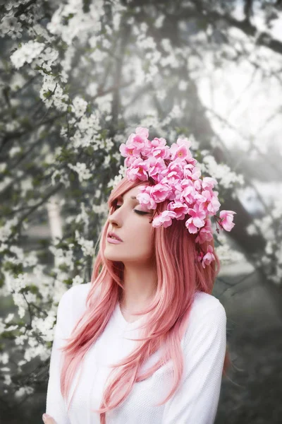 Vacker Ung Kvinna Blomsterkrans — Stockfoto