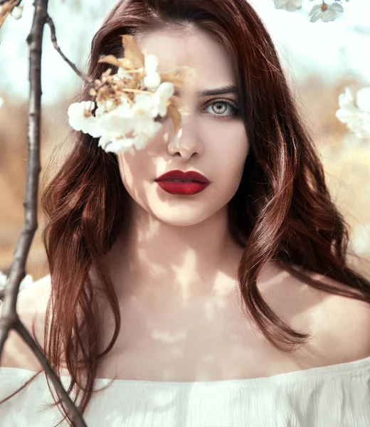 Giovane Donna Con Fiori Albero Fiore — Foto Stock