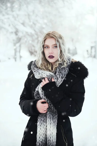 Retrato Mujer Joven Parque Invierno — Foto de Stock