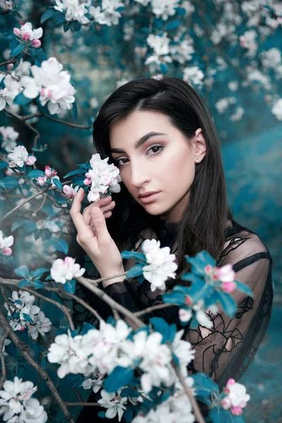 Porträtt Vacker Ung Kvinna Genom Blommande Träd — Stockfoto