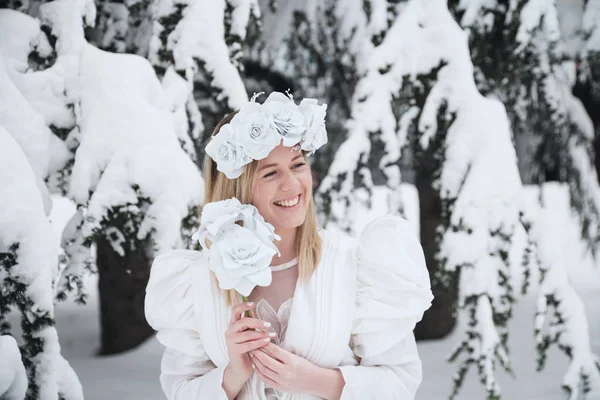 Mujer Joven Corona Flores Paisaje Invierno — Foto de Stock