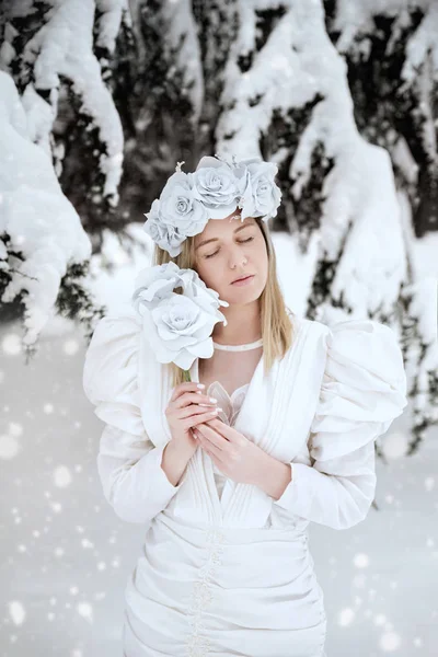 Mujer Joven Corona Flores Blancas Paisaje Invierno — Foto de Stock