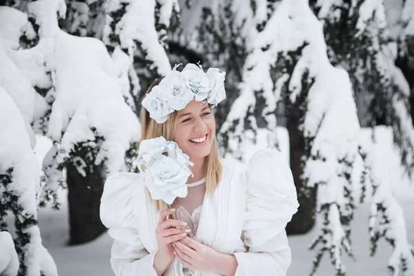 Mujer Joven Corona Flores Blancas Paisaje Invierno — Foto de Stock