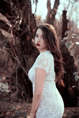 ormanda genç güzel kadın portresi 