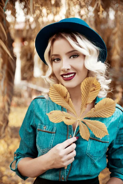 Ung Blond Kvinna Håller Faller Löv — Stockfoto