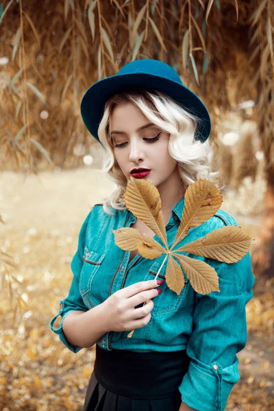 Молода Блондинка Тримає Осіннє Листя — стокове фото