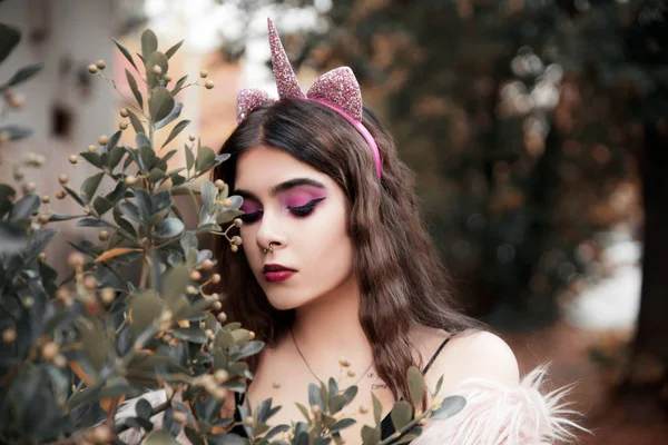 Retrato Mulher Bonita Cobertura Para Cabeça Lado Árvore — Fotografia de Stock