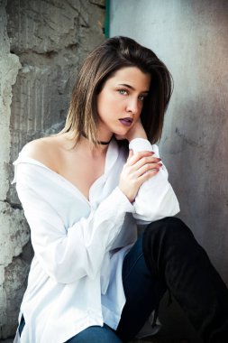 Açık havada beyaz bluz genç kadın portresi