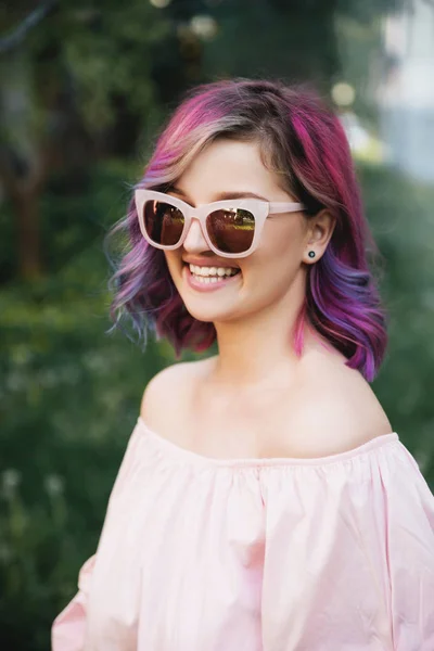 Young Smiling Woman Dyed Hair Sunglasses — Stock Photo, Image