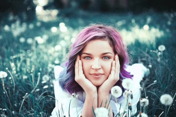 Jovem Mulher Sorridente Deitada Grama Com Flores — Fotografia de Stock