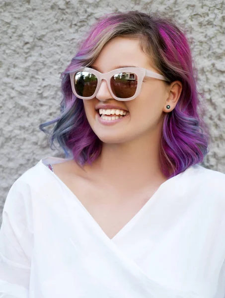 Jeune Femme Souriante Aux Cheveux Teints Lunettes Soleil — Photo