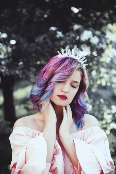 染めた髪の美しい若い女性の肖像 — ストック写真