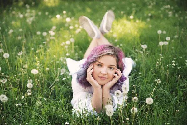 Ung Leende Kvinna Som Ligger Gräs Med Blommor — Stockfoto