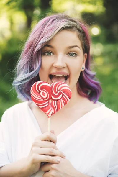 Giovane Donna Con Capelli Tinti Lecca Lecca — Foto Stock