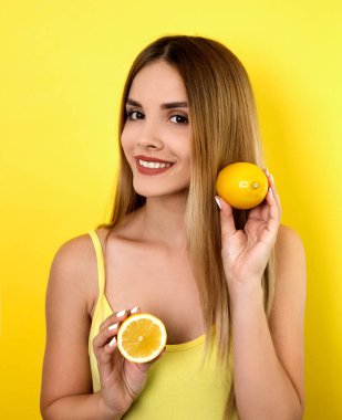 Limonla poz veren genç bir kadın.