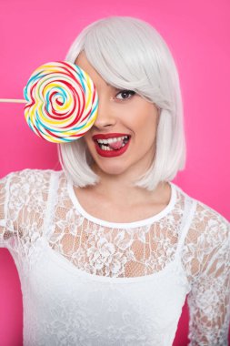 Lolipop tutan genç kadın portresi