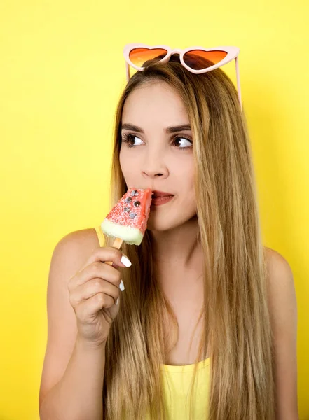 Giovane Donna Posa Con Gelato Sfondo Giallo — Foto Stock