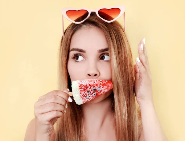 Giovane Donna Posa Con Gelato — Foto Stock