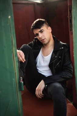 Kameraya Bakan Genç Adamın Portresi