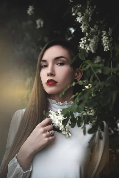 Портрет Красивої Молодої Жінки Біля Розквітлого Дерева — стокове фото