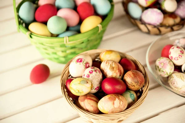 Versieren Van Kleurrijke Paaseieren Houten Tafel — Stockfoto