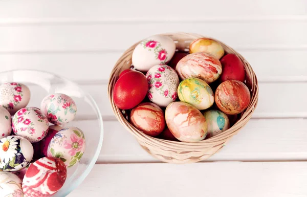 Versieren Van Kleurrijke Paaseieren Houten Tafel — Stockfoto