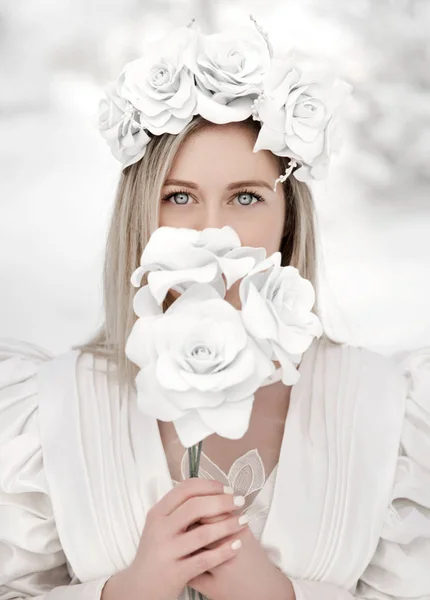 Портрет Жінки Білому Квітковому Вінку Зимовому Парку — стокове фото