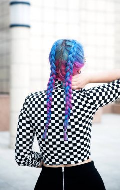 Mavi saçlı genç ve güzel bir kadının portresi. Geri görünüm 