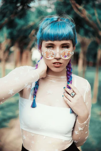 美丽的蓝头发的年轻女子的画像 — 图库照片