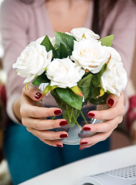 Joven Hermosa Mujer Sosteniendo Flores Blancas —  Fotos de Stock