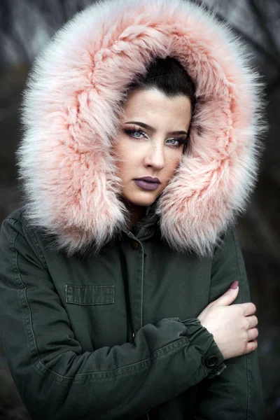 Retrato Mujer Joven Posando Abrigo Con Capucha Piel — Foto de Stock