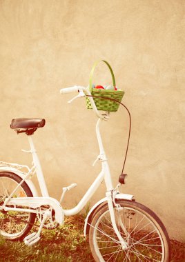 Paskalya yumurtaları dolu sepeti ile bisiklet