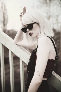 Parkta sigara içen genç kadının portresi 