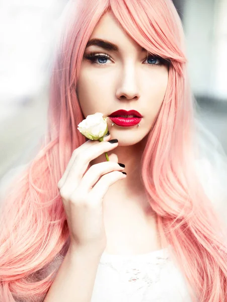 Portrait Jeune Femme Posant Avec Des Fleurs — Photo