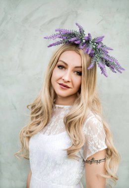 Çelenk pozu veren genç kadının portresi