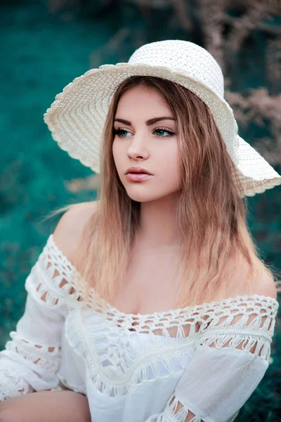 Ung Vacker Kvinna Hatt Poserar — Stockfoto