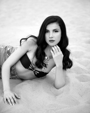 Sahilde poz genç güzel kadın