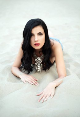 Kumsalda poz veren güzel bir kadın. 