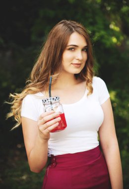 Limonatalı güzel bir kadın. 