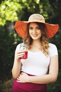 Limonatalı güzel bir kadın. 